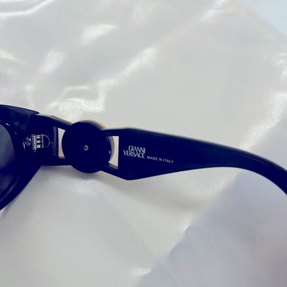 Gianni Versace Golden Medusa Sunglasses COL 852 Black Vintage PreOwned - Picture 3 of 6